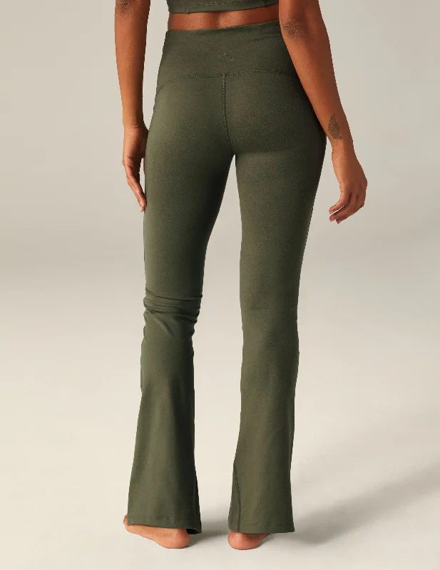 powerbeyond-strive-bootcut-pant-modern-green-it1248